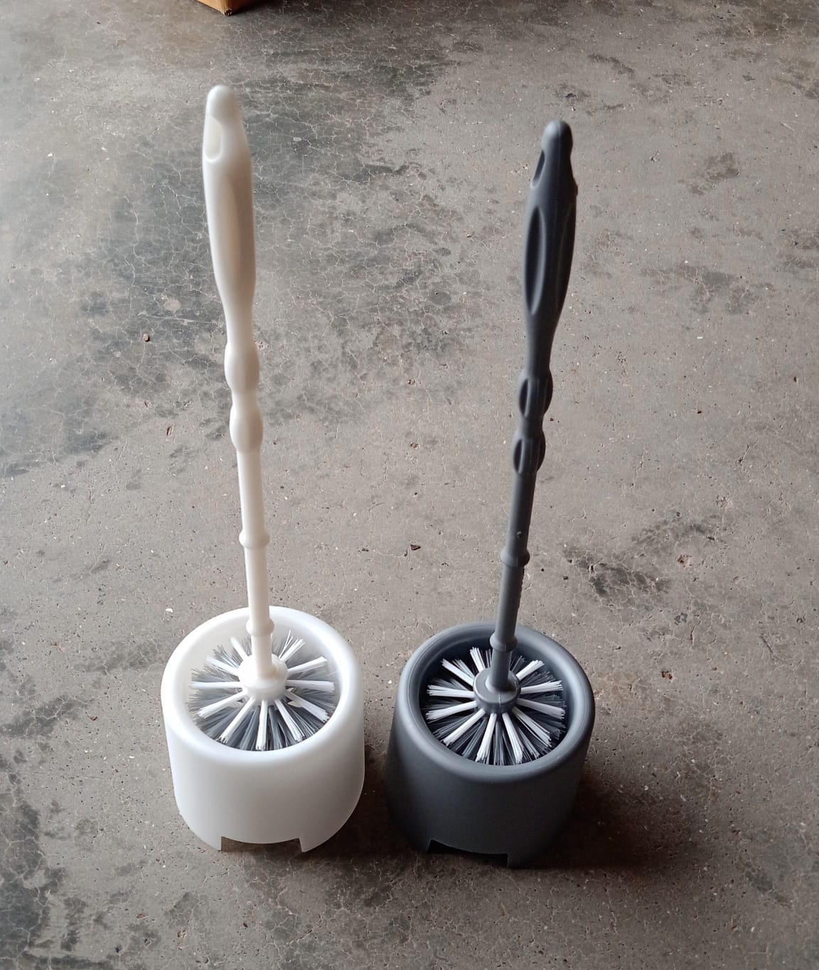 Potted holder with toilet brush, side view Potted holder with toilet brush, side view